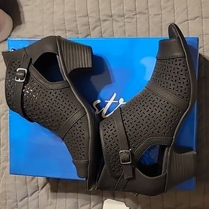 Black peep toe bootie. New. Black size 7